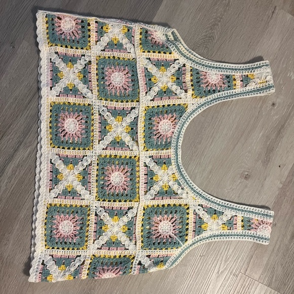 Kirious Los Angeles Crochet Crop Top Size Medium - Picture 3 of 3